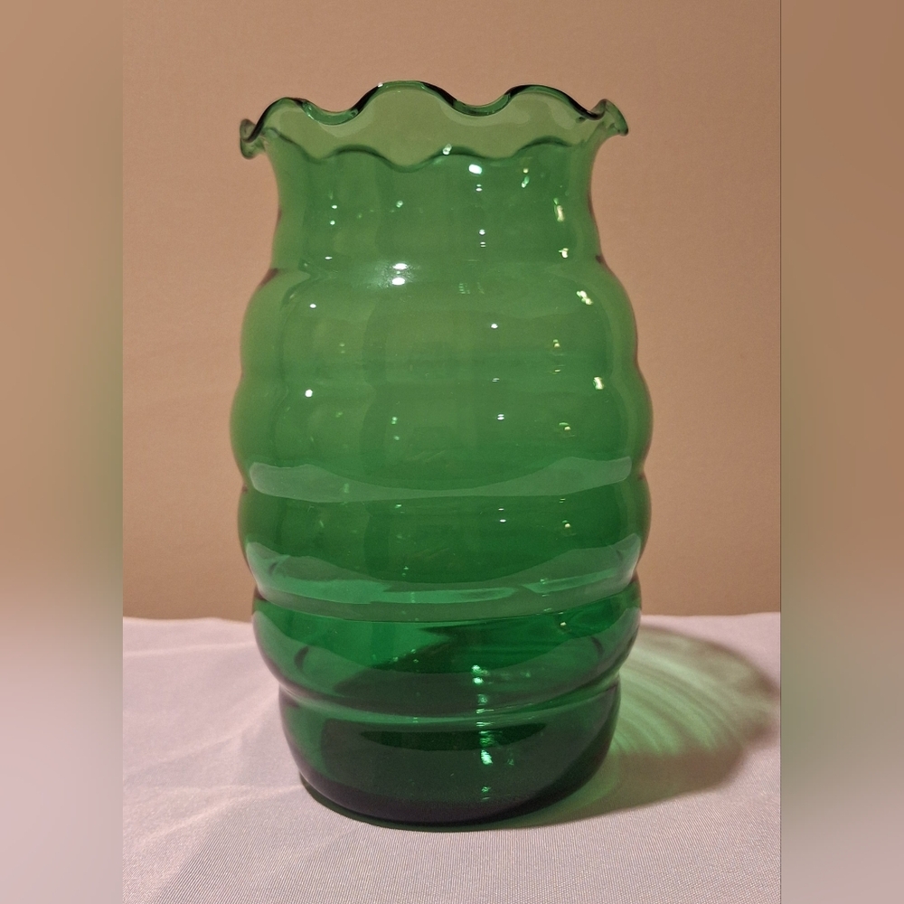 Anchor Hocking MCM Green Glass Beehive Vase Ruffled Rim 7" Decorative Flowers